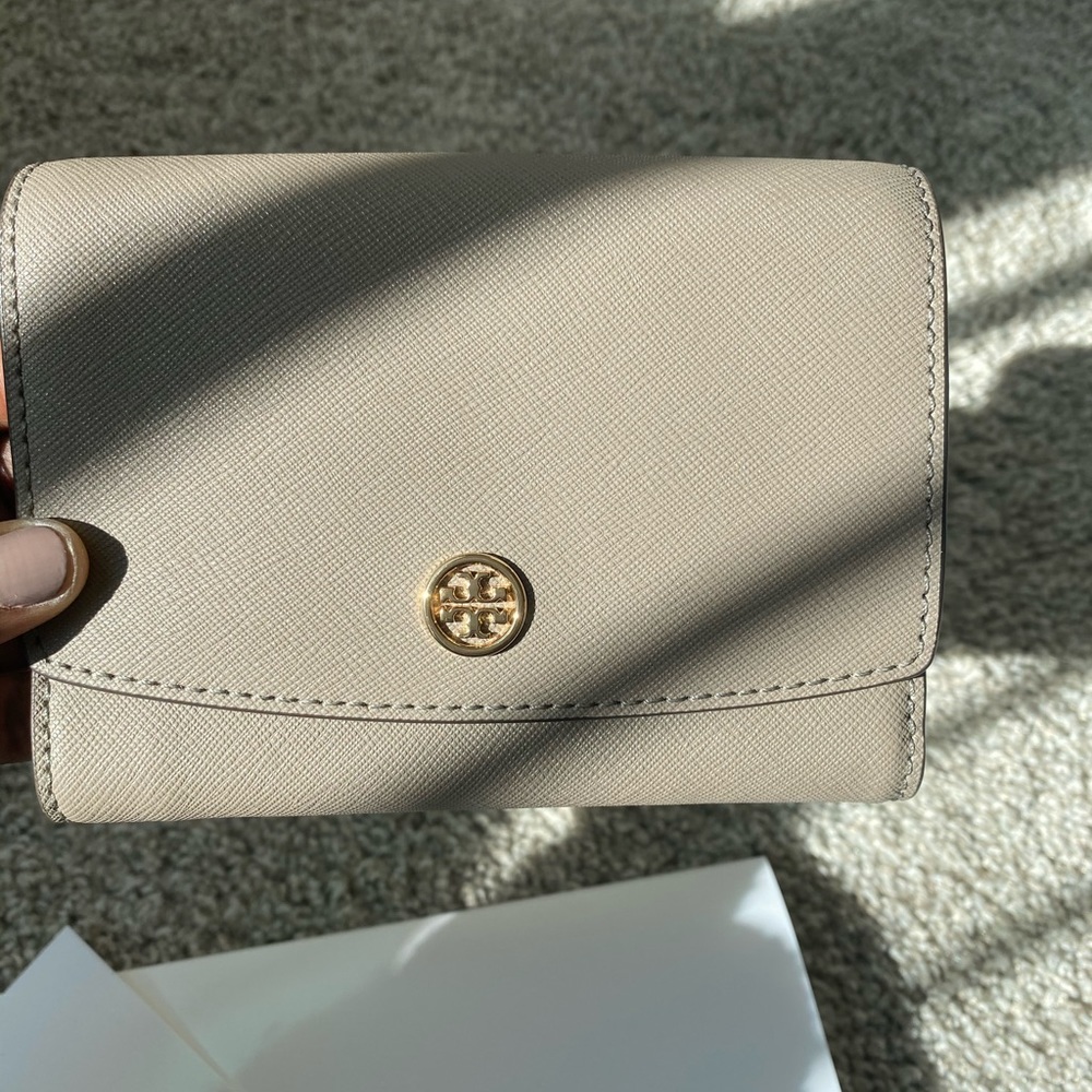 Tory Burch Robinson wallet - Picture 2 of 10